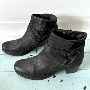 Zinda Size EU 38 leather cross over strap booties 2” Heels Distressed bl…